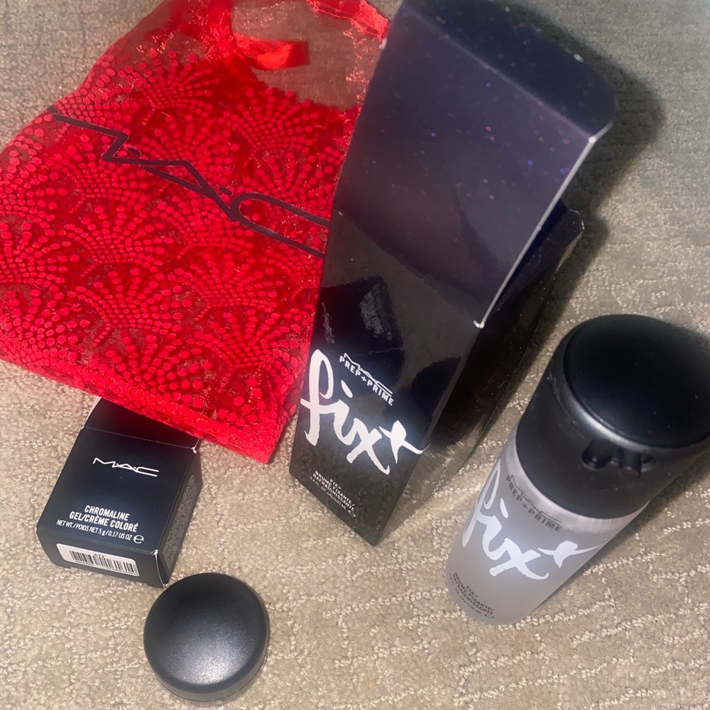 Mac Fix Plus brand new with new lil red duster and chromaline in black💋